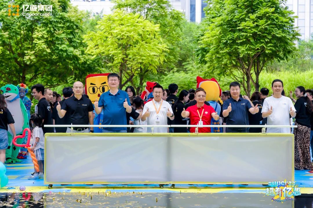 Emdoor Group’s 23 ° aniversário kicks off with employees signing in via a creative button press and artwork station, capturing joyful team moments under the outdoor plaza.