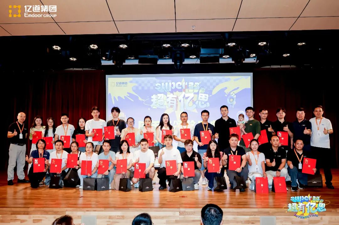 Emdoor leaders present certificates to long-serving employees during the 23 ° aniversário gala.2