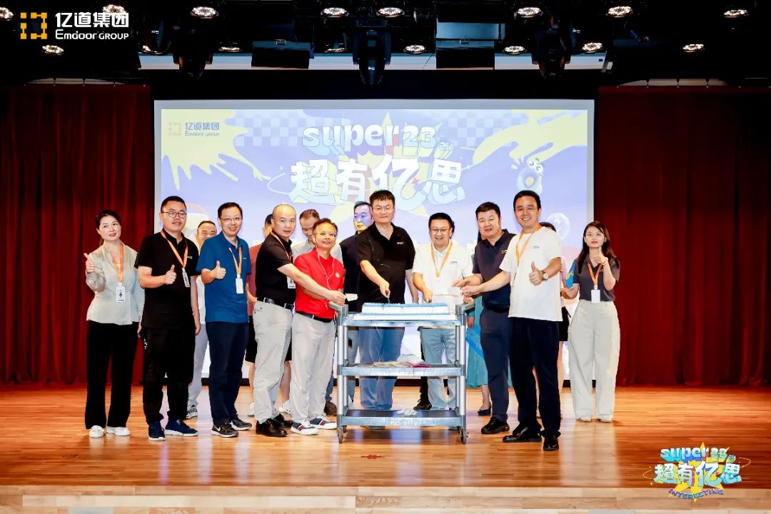 Emdoor Group leaders cutting cake at 23 ° aniversário