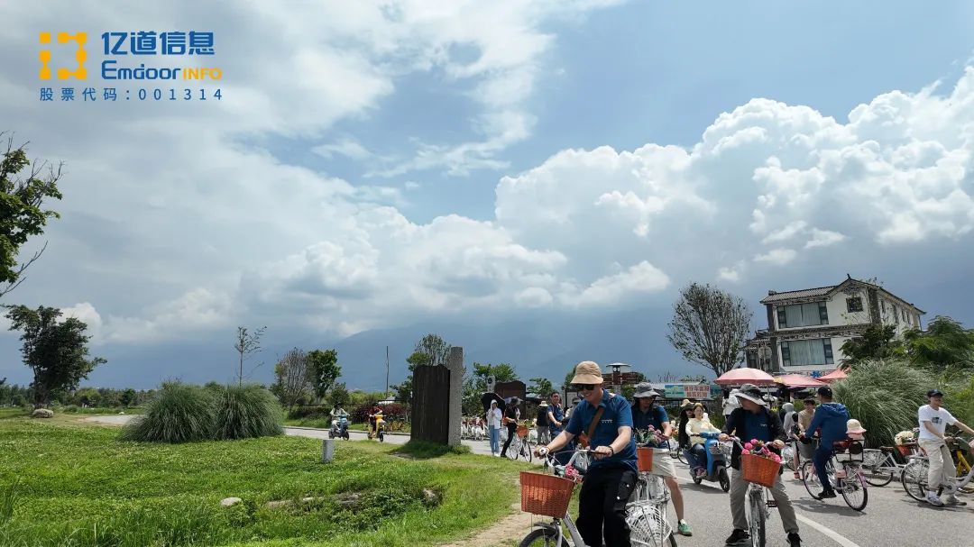 Emdoor colleagues cycling around Lago Erhai in Yunnan