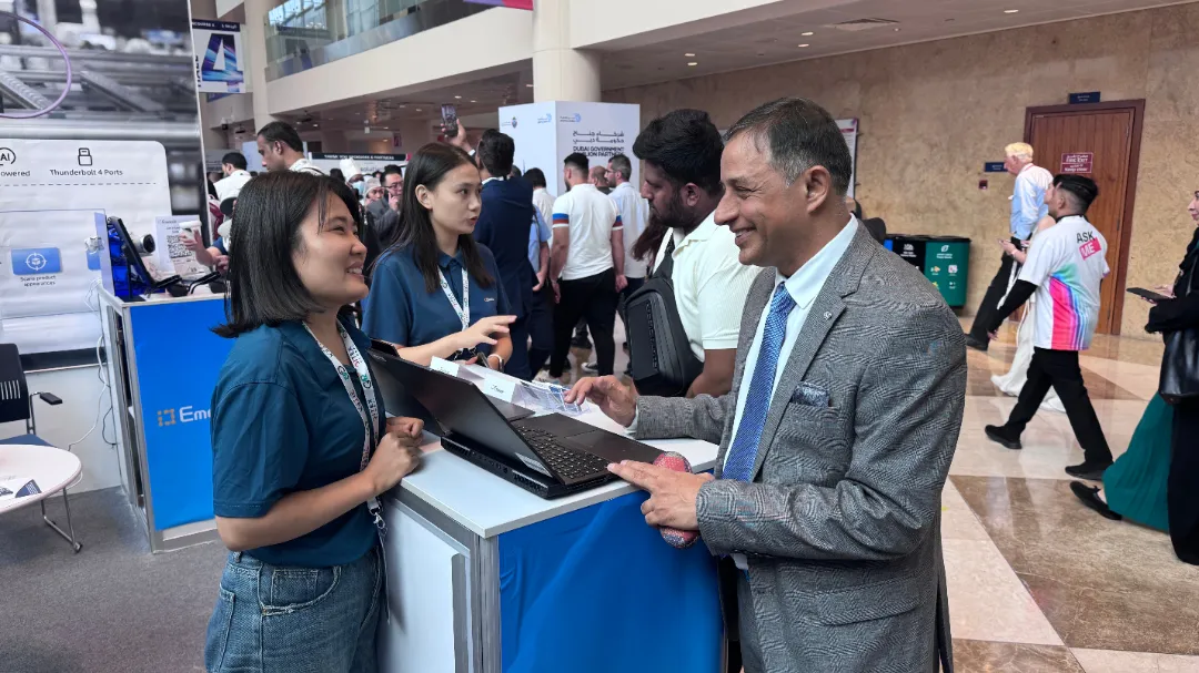 Emdoor staff showcasing AI products to visitors Emdoor staff showcasing AI products to visitors