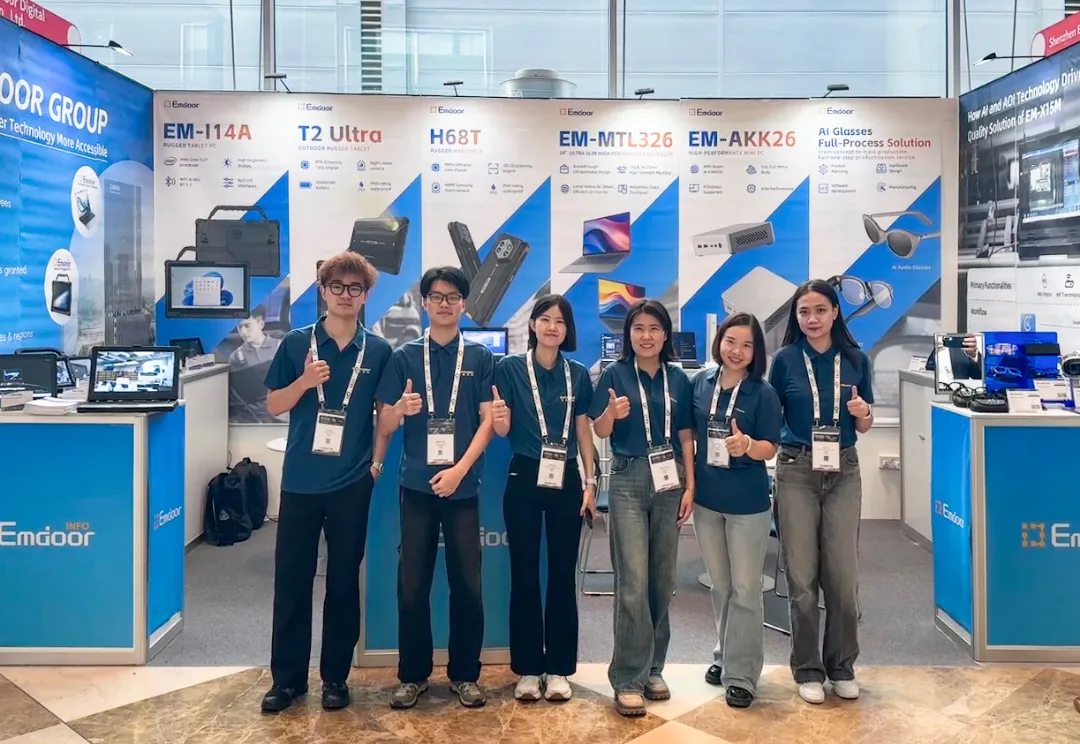 Emdoor team presenting AI E XR solutions to users Emdoor team presenting AI E XR solutions to users