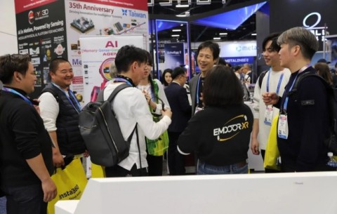 Visual representation of Tecnologia Phison aiDAPTIV optimizing flash and memory for AI computing.