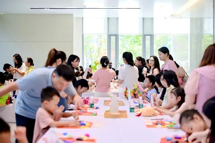Instalações de cuidados infantis no local: Um parque infantil dedicado garante que as famílias dos funcionários se sintam bem-vindas. Instalações de cuidados infantis no local: Um parque infantil dedicado garante que as famílias dos funcionários se sintam bem-vindas.