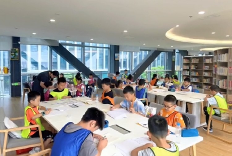 Instalações de cuidados infantis no local: Um parque infantil dedicado garante que as famílias dos funcionários se sintam bem-vindas. Instalações de cuidados infantis no local: Um parque infantil dedicado garante que as famílias dos funcionários se sintam bem-vindas.