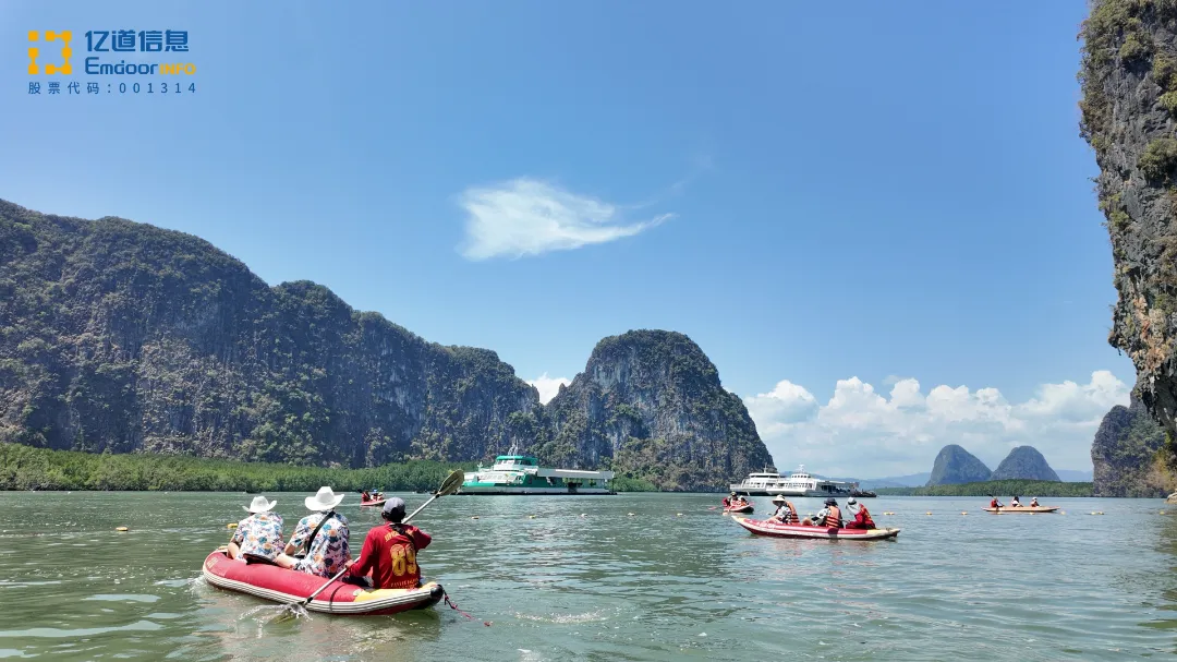 Emdoor team kayaking in Baía Phang Nga