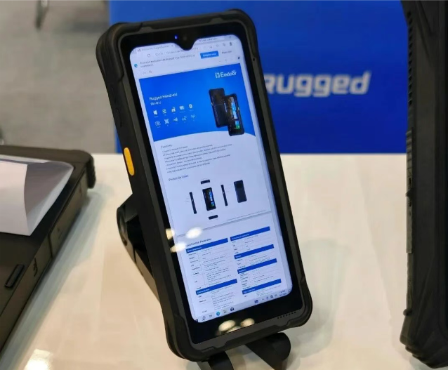 Warehouse logistics operator scanning inventory with Emdoor H68T