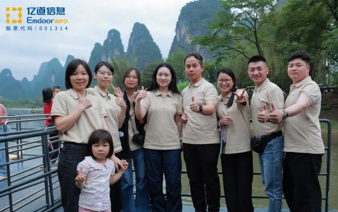 Emdoor team enjoying the Li River lEscape in Guilin