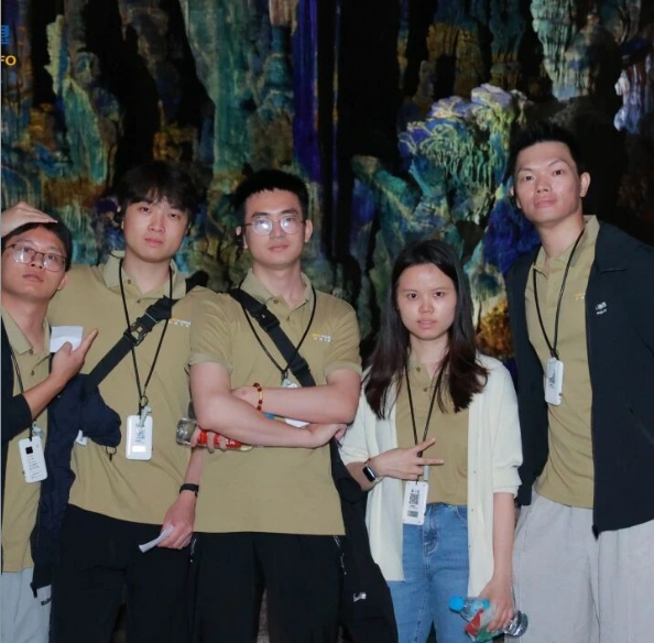 Stalactites E illuminated rock formations inside Silver Cave