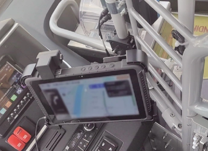 Tablet EM-Q16 robusto atinge construção única de ônibus inteligente